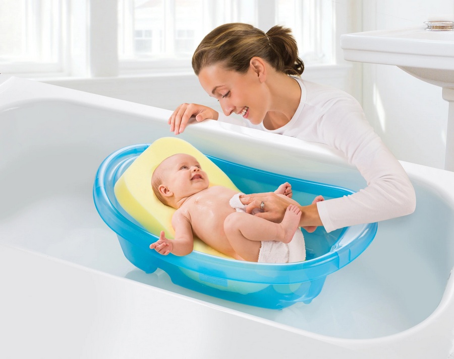 حمام کردن نوزاد در یک وان یا لگن کوچک