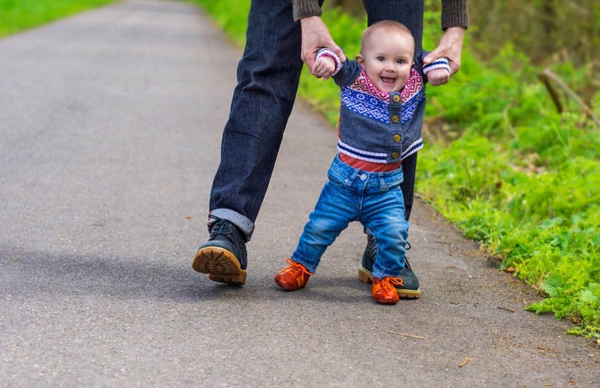 کودک از چه زمانی به کفش نیاز دارد؟