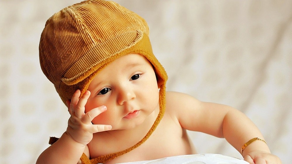 نوزاد تا چه زمانی نیاز به کلاه دارد؟