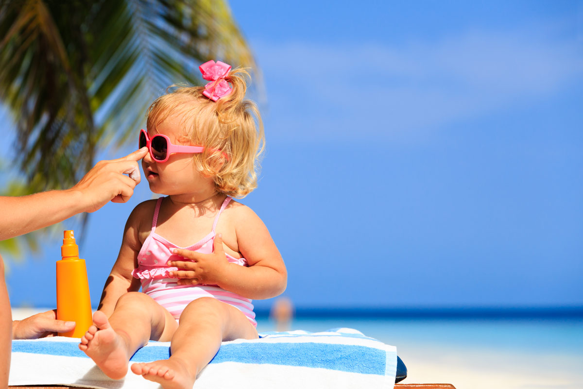 سن مناسب استفاده از ضد آفتاب برای نوزادان و کودکان
